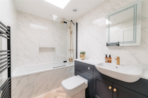 Lemon Cottage King Size Bed Bathroom