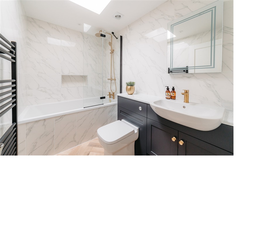 Lemon Cottage King Size Bed Bathroom