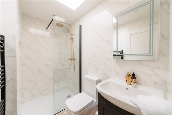 Lemon Cottage Twin Bed Shower Room