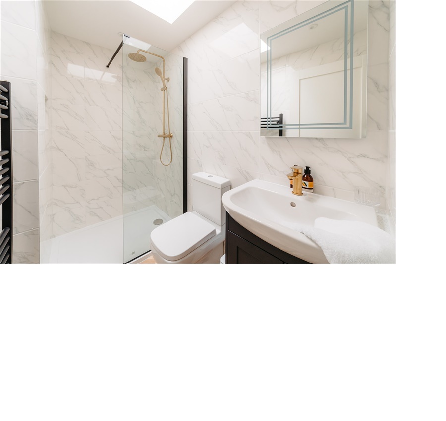 Lemon Cottage Twin Bed Shower Room